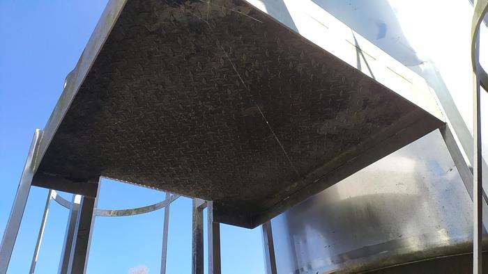 Used Drabina nierdzewna z klatką zabezpieczającą i podestem