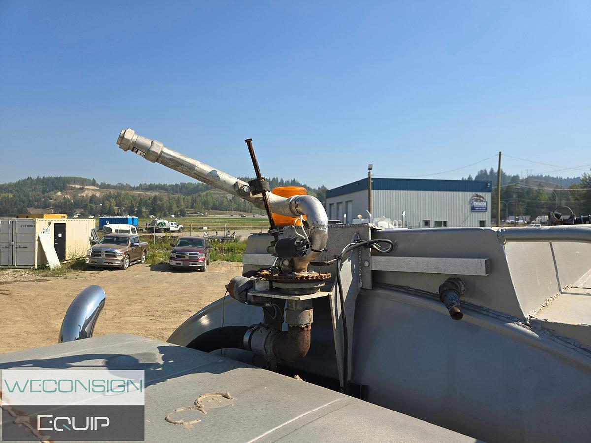 Used 1997 International 4,000 Gallon Water Truck