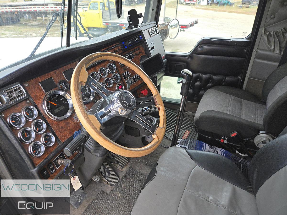 Used 2006 Kenworth W900B Sleeper Truck Tractor