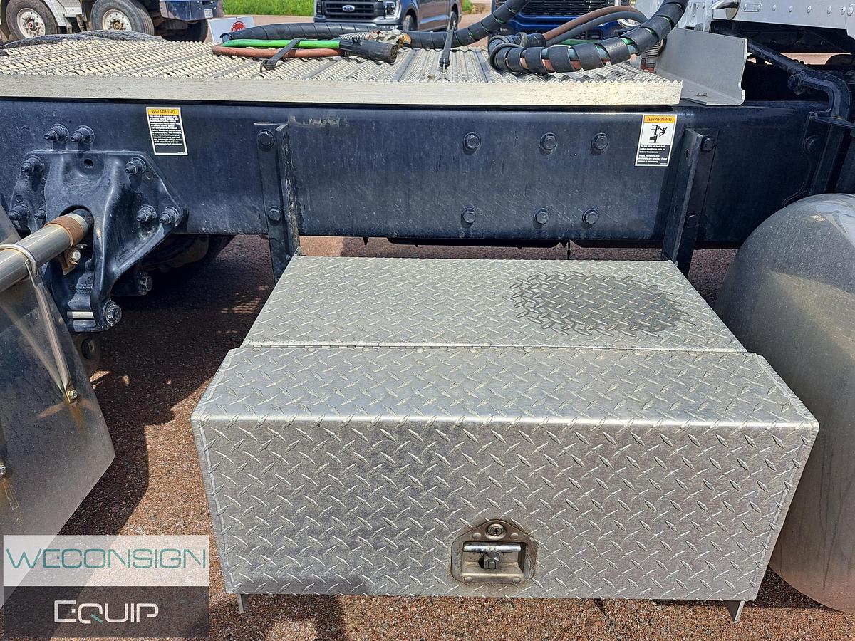 Used 2025 Peterbilt 589