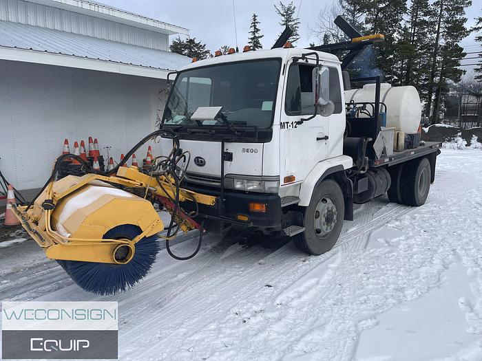 Used 2002 Nissan 2500 – Pavement Marking Vocational Truck