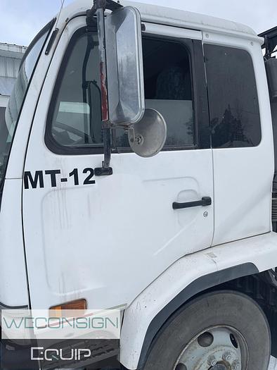 Used 2002 Nissan 2500 – Pavement Marking Vocational Truck