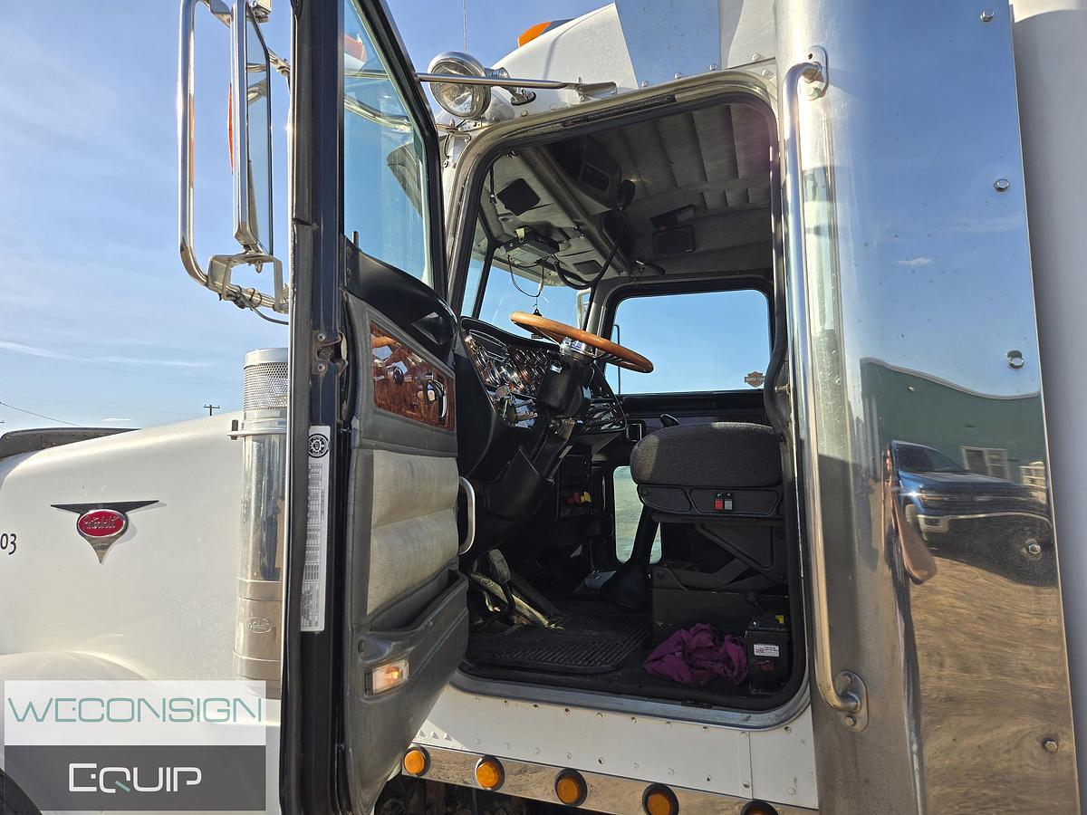 Used 2005 Peterbilt Sleeper Wet Kit Truck