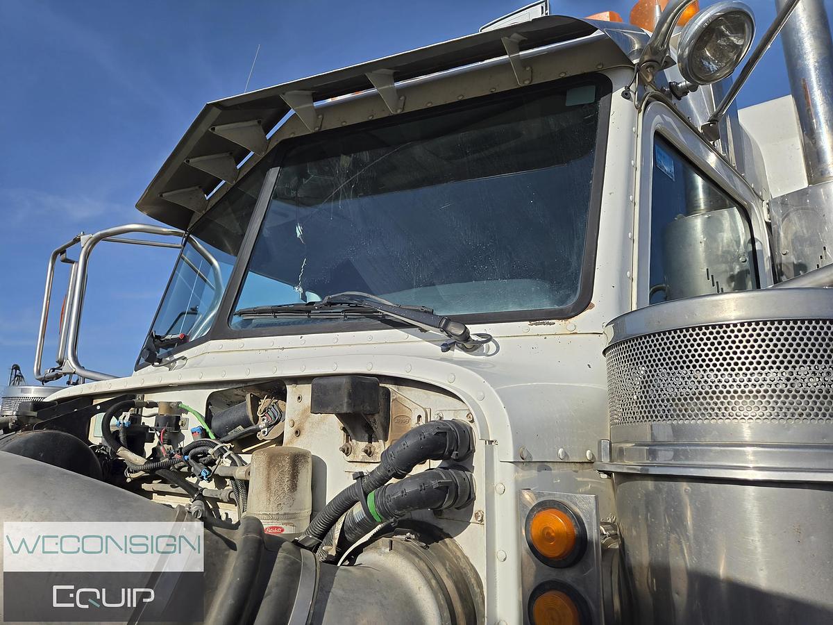 Used 2005 Peterbilt Sleeper Wet Kit Truck