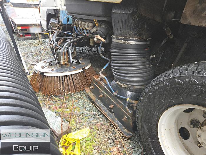 Used 1999 GMC/ISUZU  Single Axle Street Sweeper Truck
