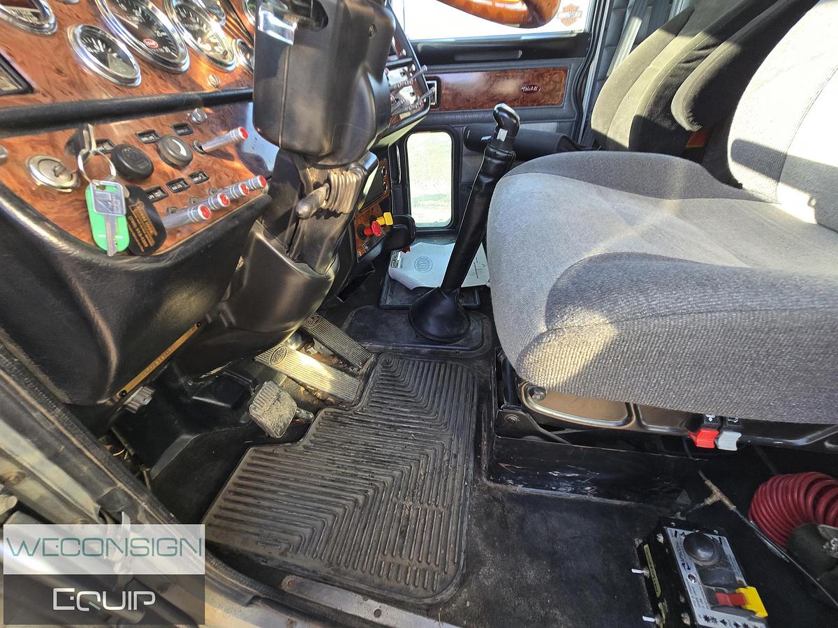 Used 2005 Peterbilt Sleeper Wet Kit Truck