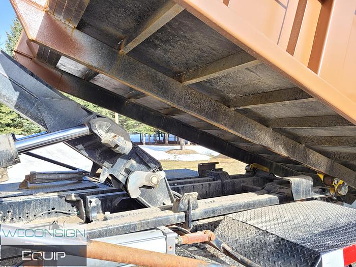 Used 2019 Peterbilt 367 Tandem Roll Off Truck