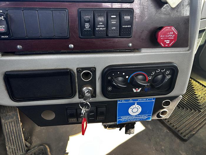 Used 2013 Western Star 6900XD Bed/Deck Truck