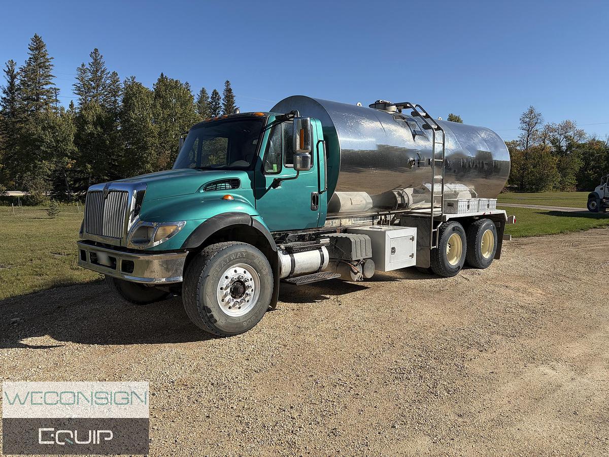 Used 2002 International 7400 SBA 6X4 Potable Water Truck