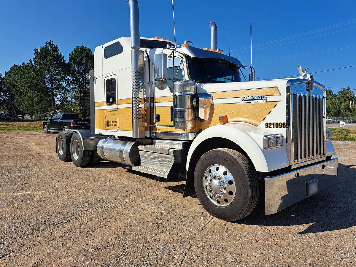 Used 2021 Kenworth W900B Sleeper Tractor