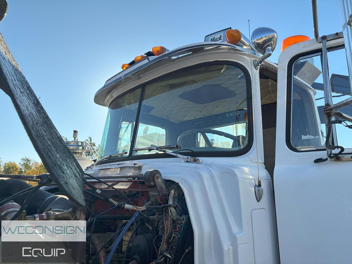 Used 1986 Mack Single Bed Truck
