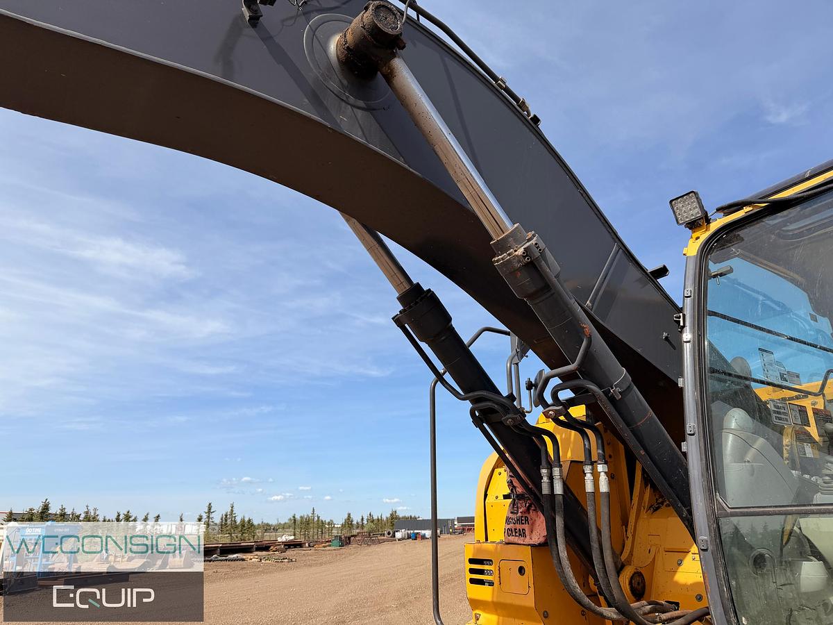 Used GTH-10 2015 John Deere 245G LC Excavator