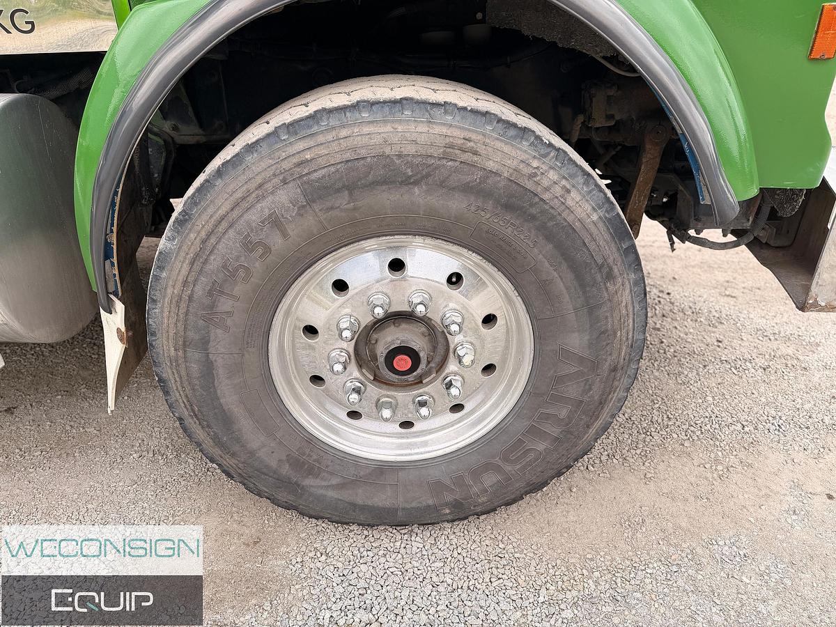 Used 2000 Kenworth T800 Stone and Spreader Truck