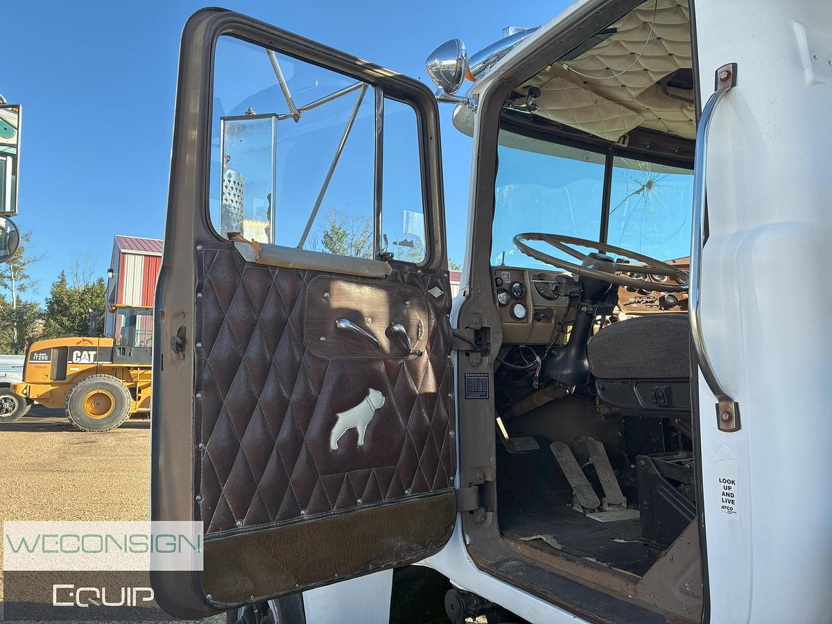 Used 1986 Mack Single Bed Truck