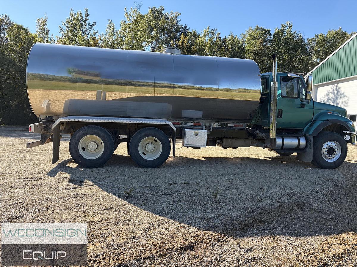 Used 2002 International 7400 SBA 6X4 Potable Water Truck