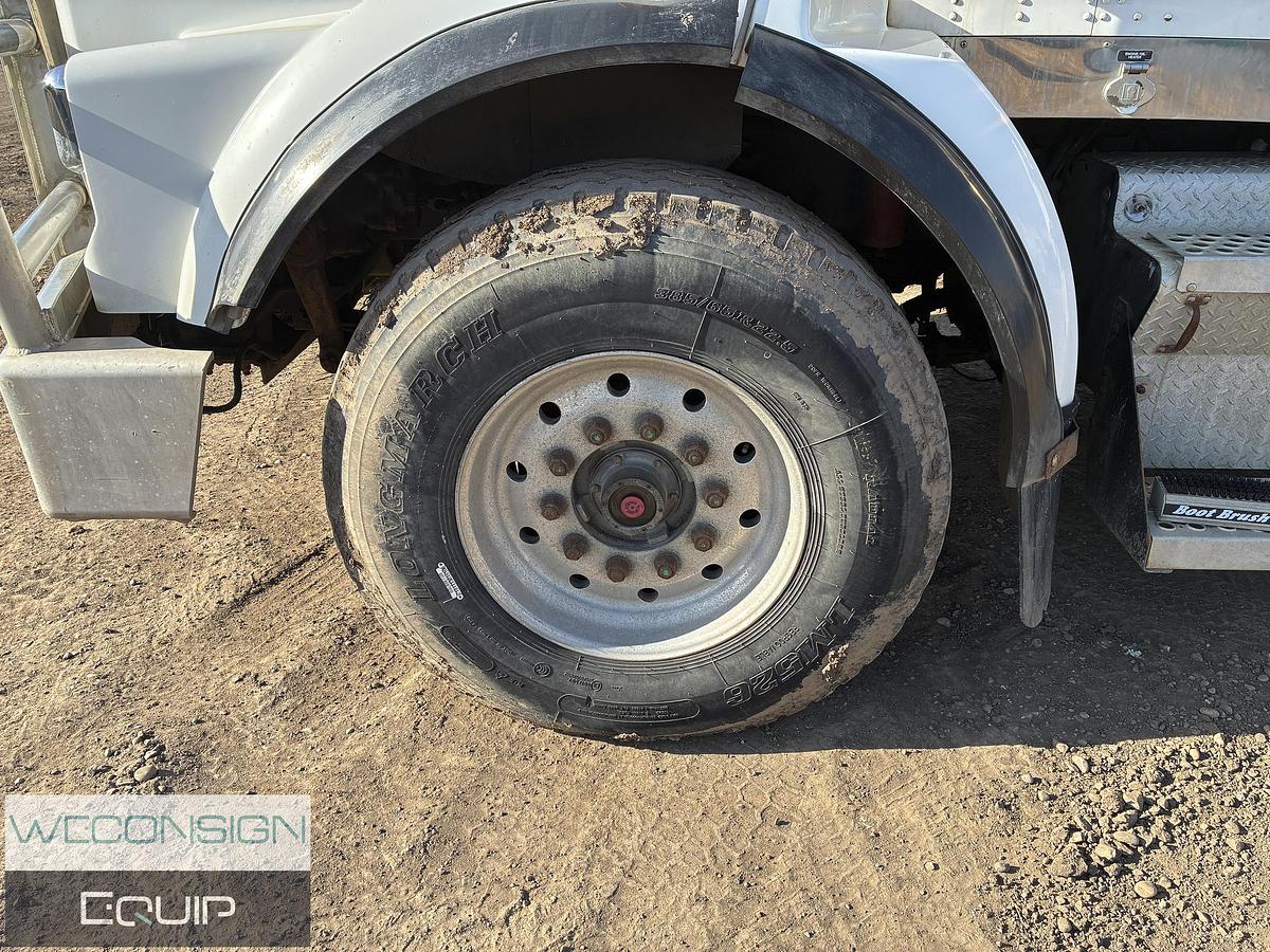 Used 2005 Kenworth T800B Sleeper Winch Truck