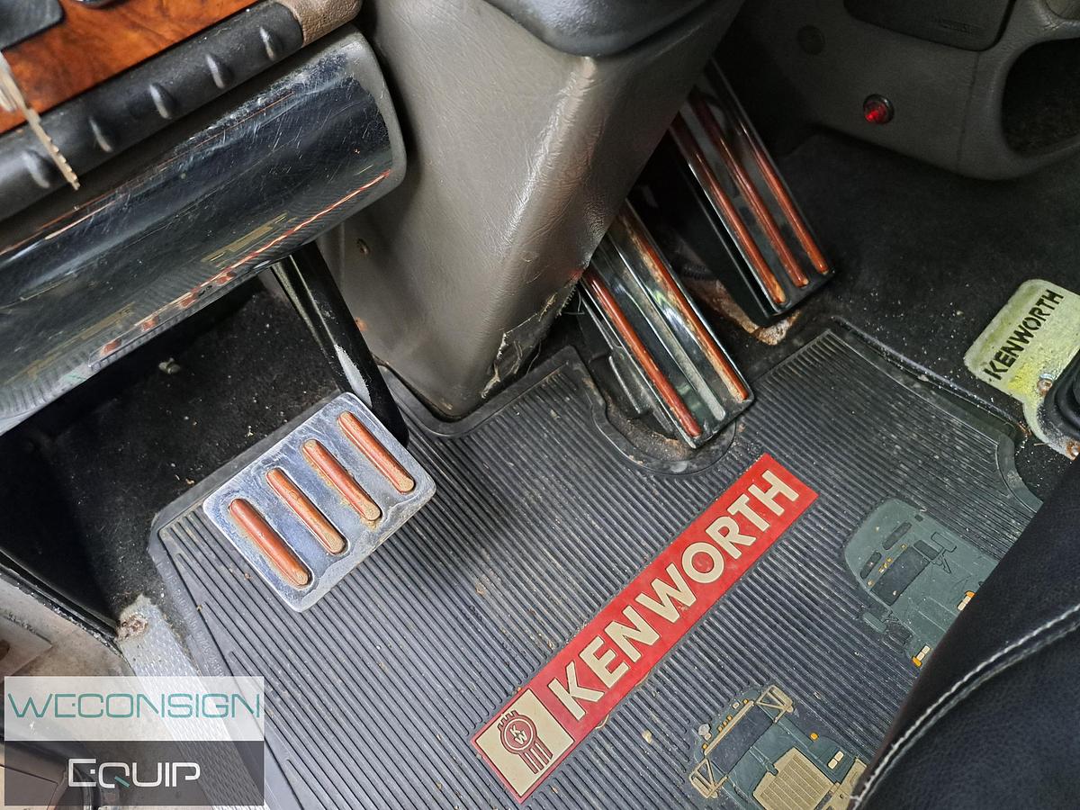 Used 2006 Kenworth W900L Sleeper Tractor