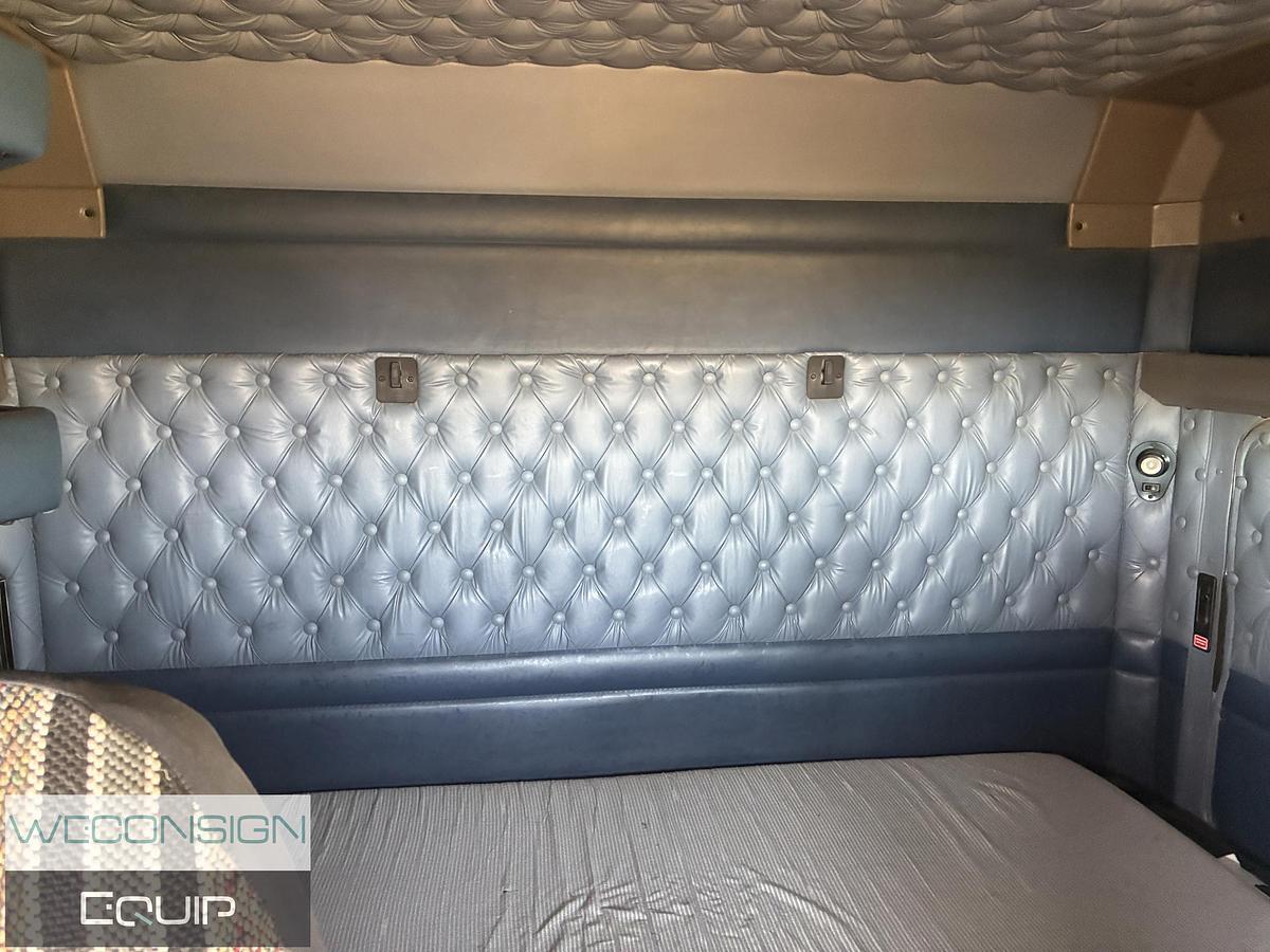 Used 2005 Kenworth T800 Sleeper Tractor