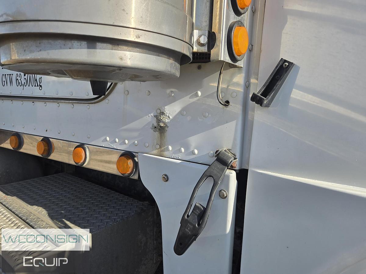 Used 2005 Peterbilt Sleeper Wet Kit Truck