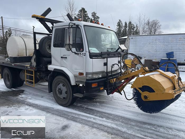 Used 2002 Nissan 2500 – Pavement Marking Vocational Truck