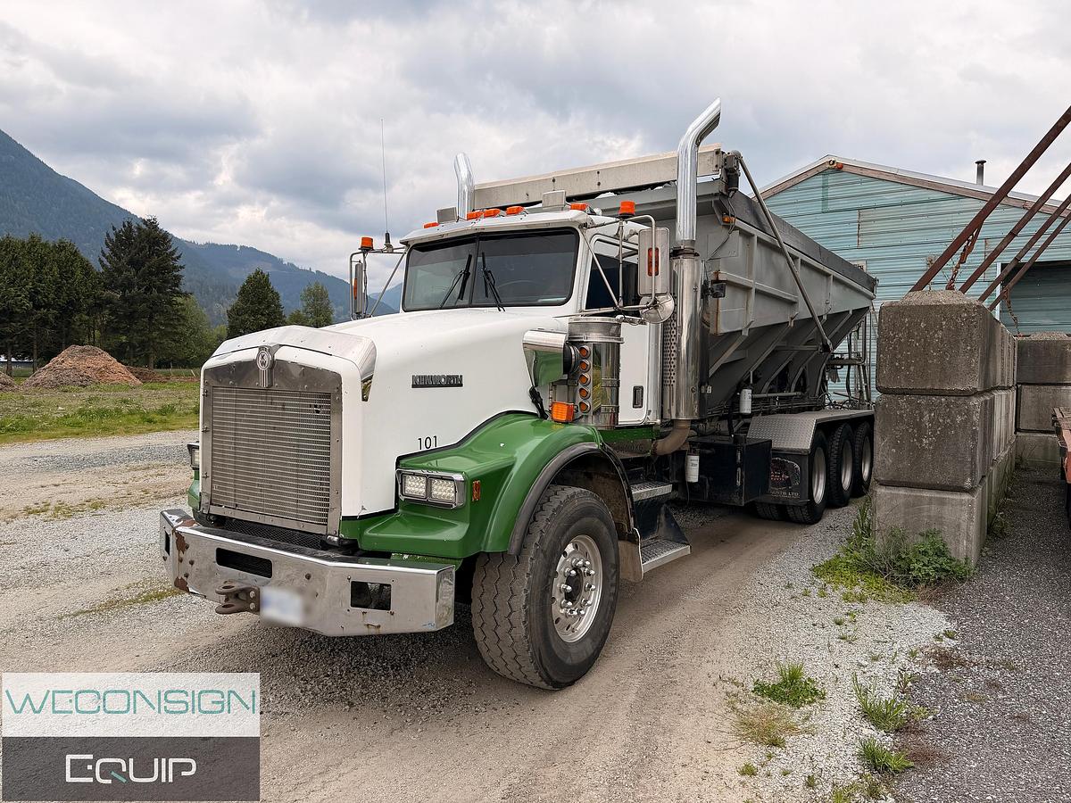 Used 2000 Kenworth T800 Stone and Spreader Truck