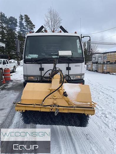 Used 2002 Nissan 2500 – Pavement Marking Vocational Truck