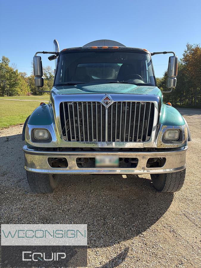 Used 2002 International 7400 SBA 6X4 Potable Water Truck