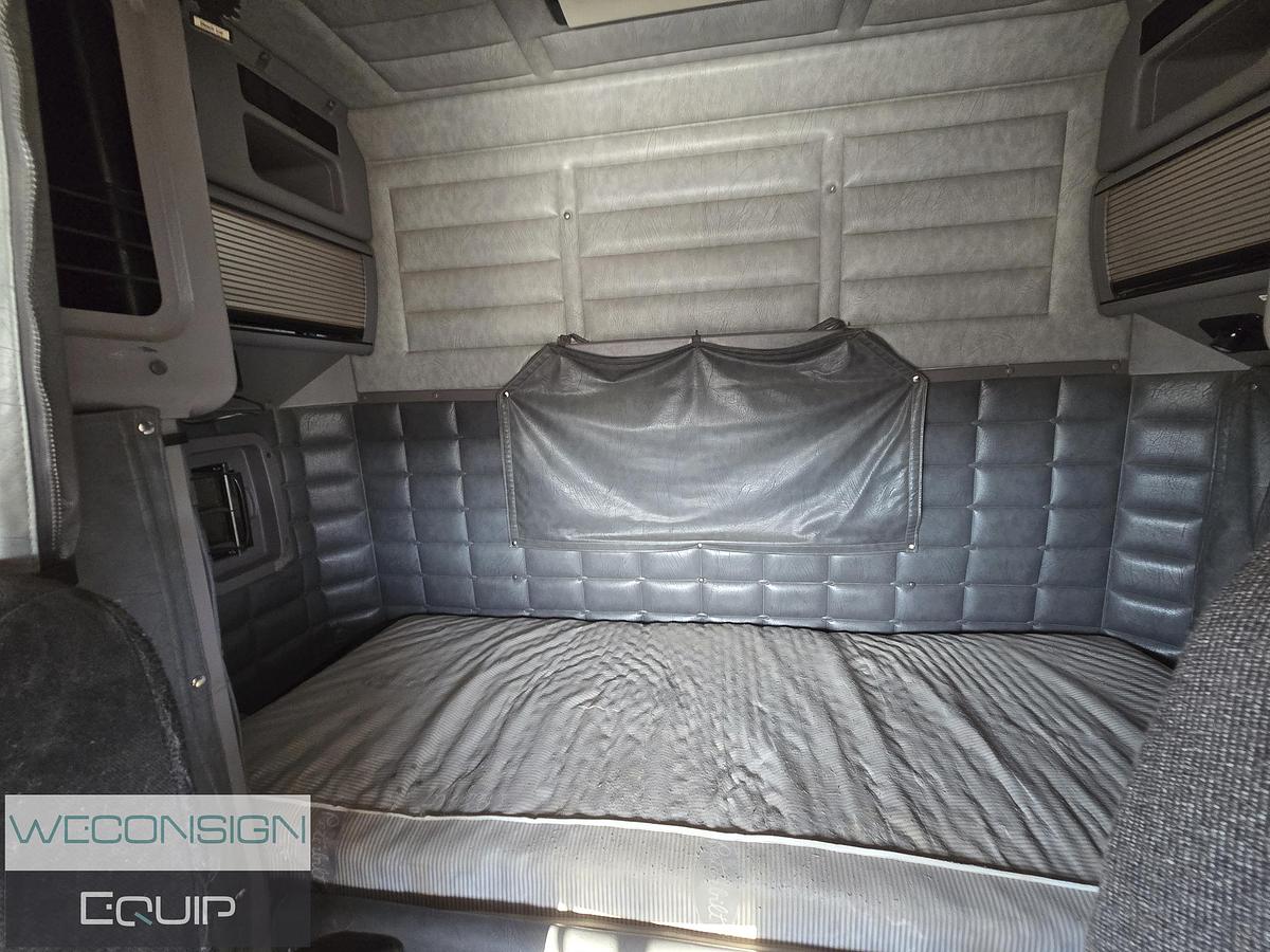 Used 2005 Peterbilt Sleeper Wet Kit Truck