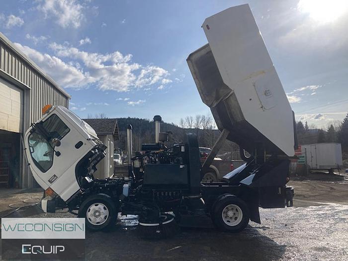 Used 1999 GMC/ISUZU  Single Axle Street Sweeper Truck