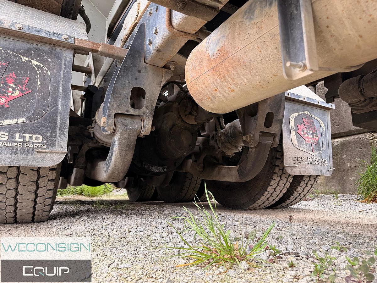 Used 2000 Kenworth T800 Stone and Spreader Truck