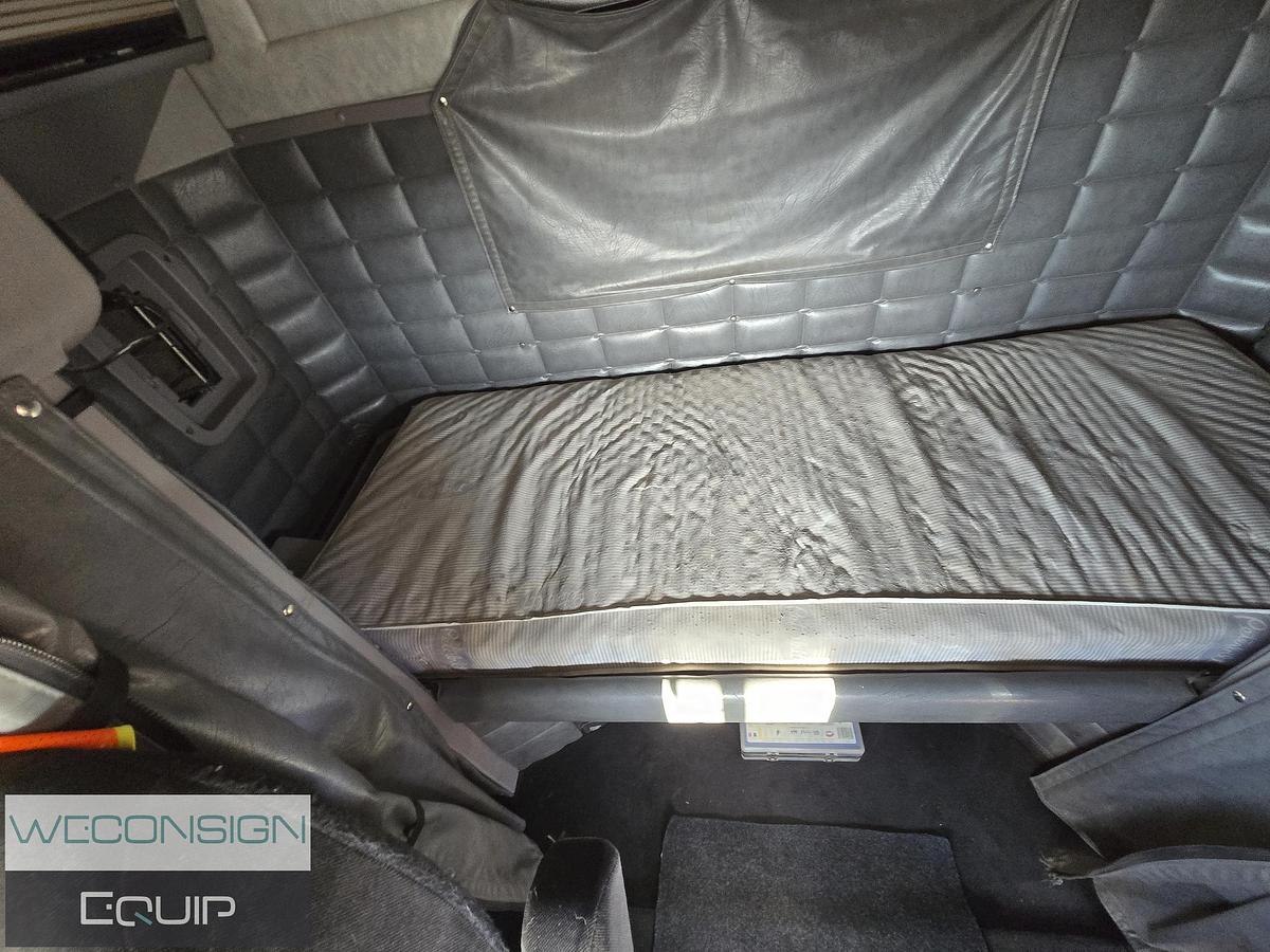 Used 2005 Peterbilt Sleeper Wet Kit Truck