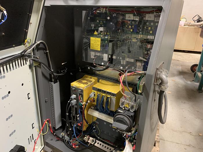 Used FANUC M16iB/20 6 AXIS CNC ROBOT WITH FANUC RJ3IB CONTROLLER