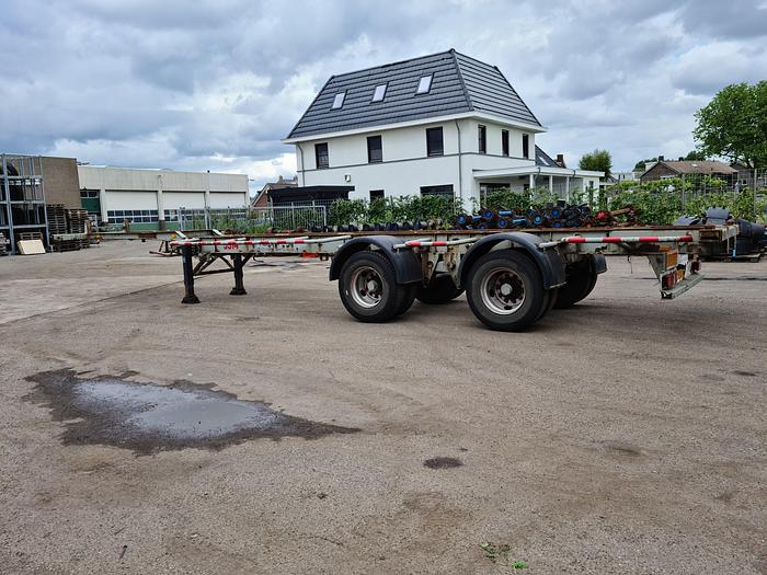 Used 1980 2 axle gooseneck container chassis  steel suspension drum brakes freuhauf