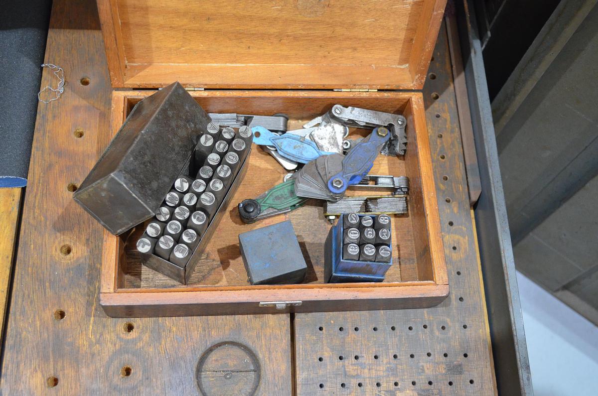 Usado Armario metálico con bandejas y accesorios 1000x500x1000(h)mm