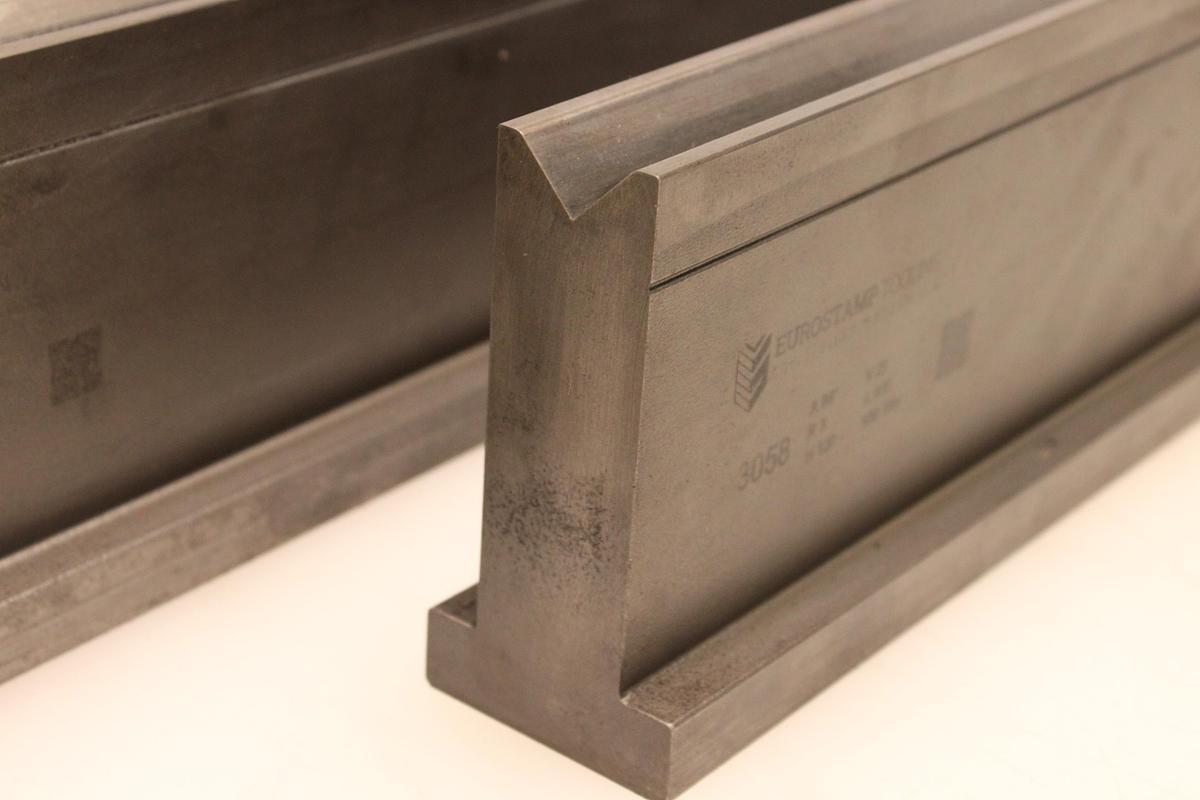 Usado Juego Matrices EUROSTAMP 3058 88º V25 - 835 mm