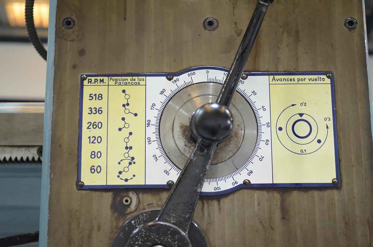 Usado Taladro radial TAGO M-900 broca 40mm