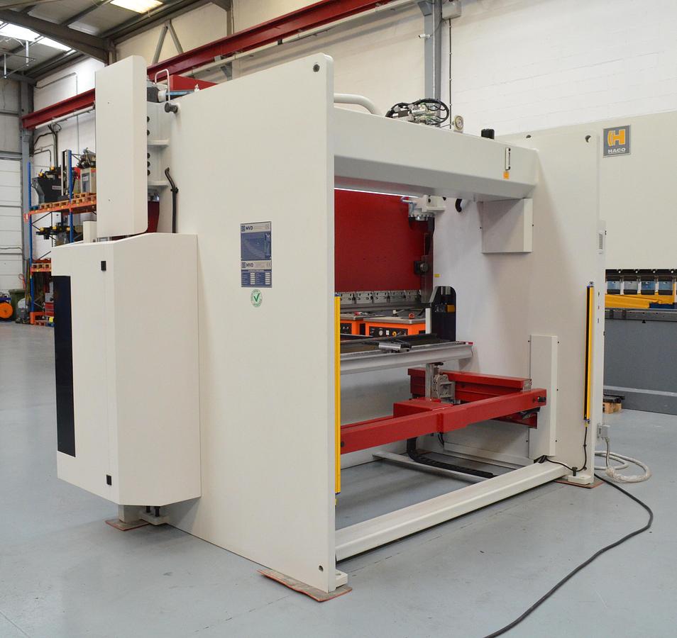 Plegadora Hidráulica MVD SERIE B - 3.100x135Tn