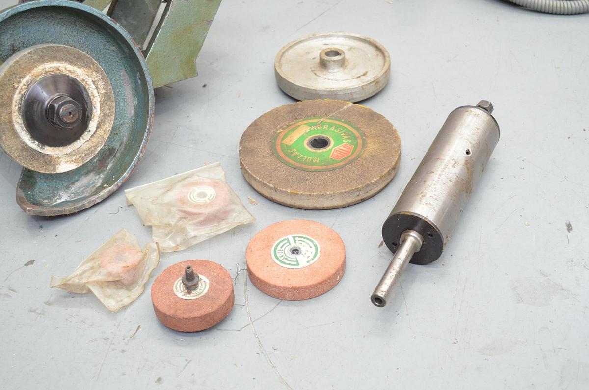 Usado Rectificadora muela sobre torno INTZA