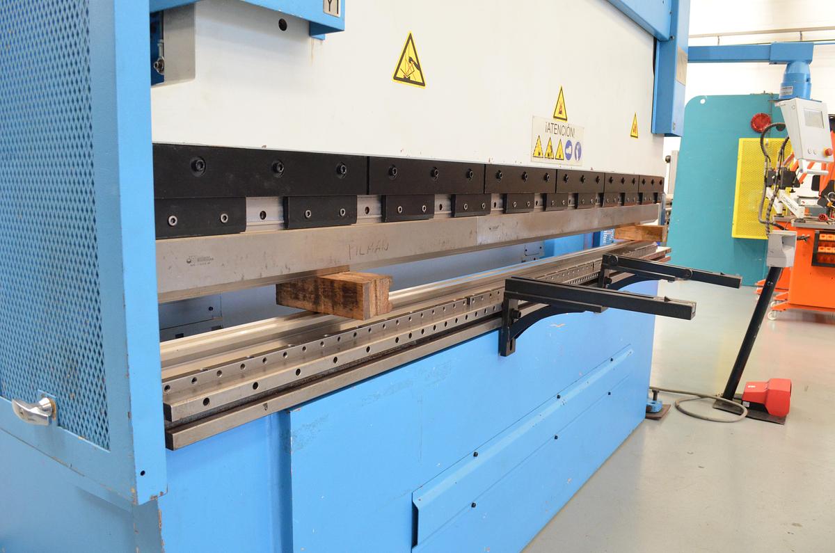 Usado Plegadora Ajial 3100x125tn cnc Cybelec 2023