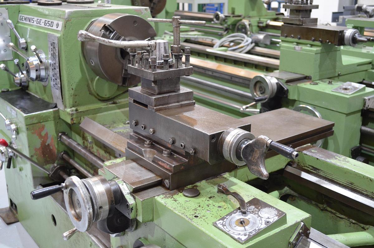 Usado Torno Geminis GE 650 2.000mm e.p