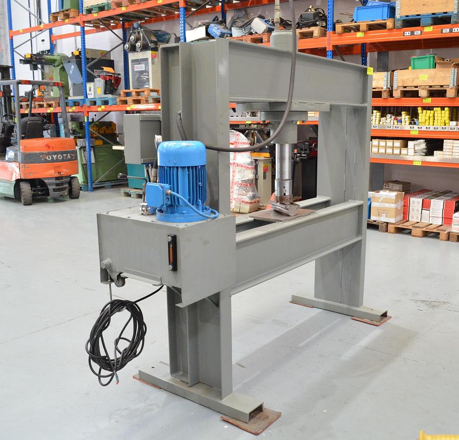 Usado Prensa casera 60tn luz 1560mm