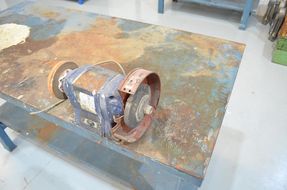 Usado Banco trabajo Heco 1500mm con tornillo ACESA y esmeriladora