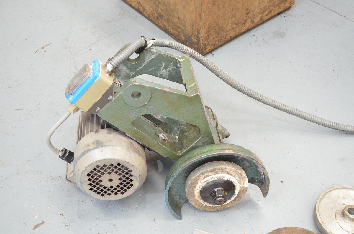 Usado Rectificadora muela sobre torno INTZA