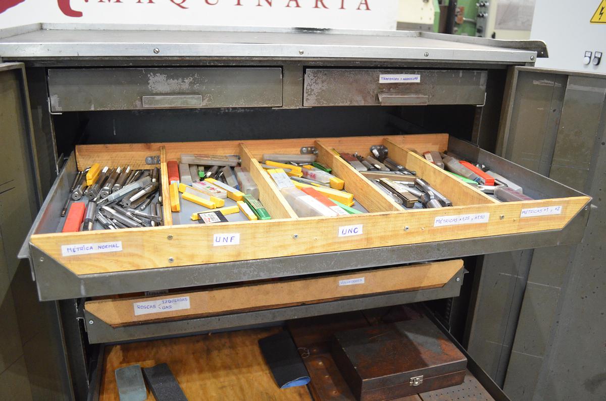 Usado Armario metálico con bandejas y accesorios 1000x500x1000(h)mm