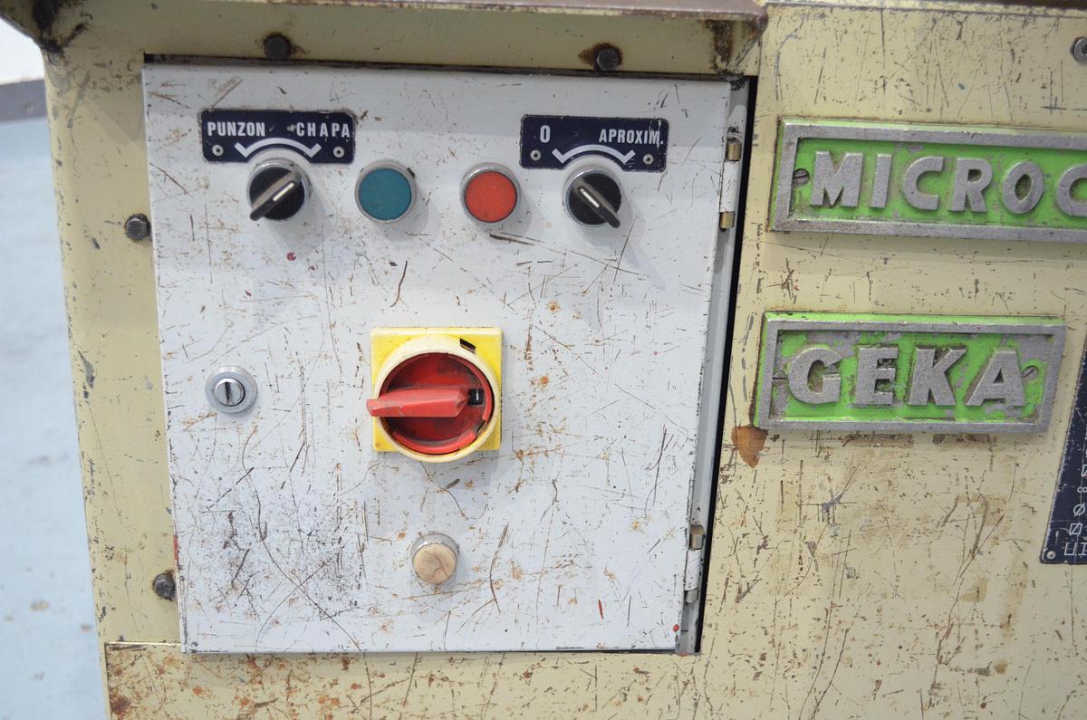 Usado Punzonadora hidráulica GEKA Microcrop 36 - 1318