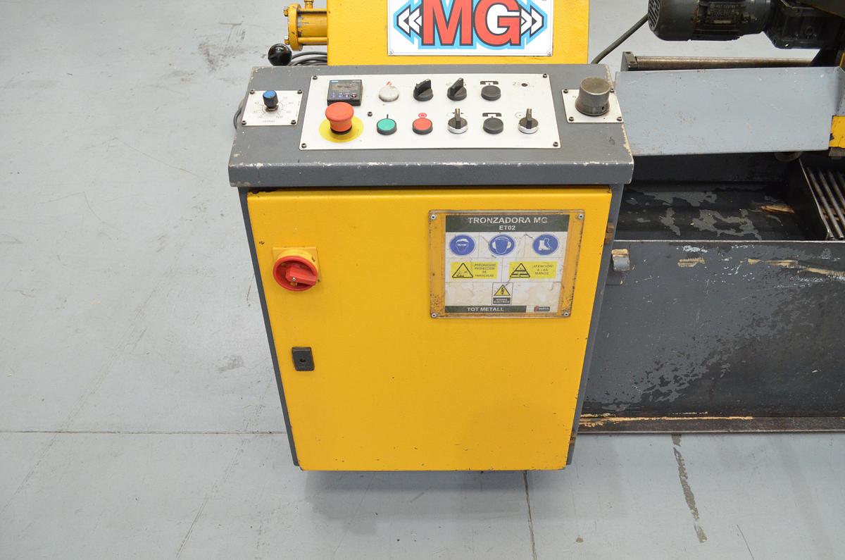 Usado Sierra cinta usada semi-automática MG BMSO 320L