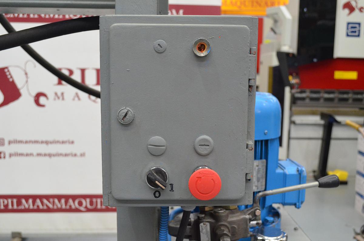 Usado Prensa casera 60tn luz 1560mm