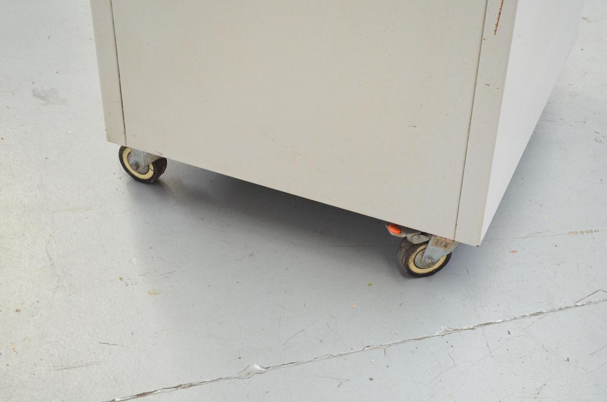 Usado Armario metalico Unceta con ruedas 600x600x900(h)mm