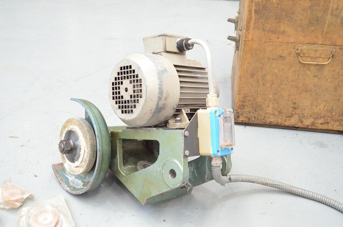 Usado Rectificadora muela sobre torno INTZA