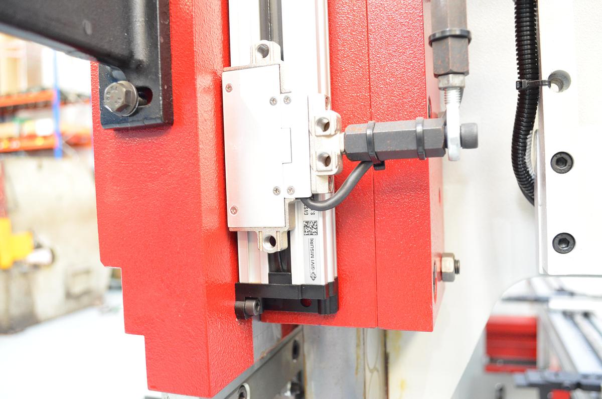 Plegadora Hidráulica MVD SERIE B - 3.100x135Tn